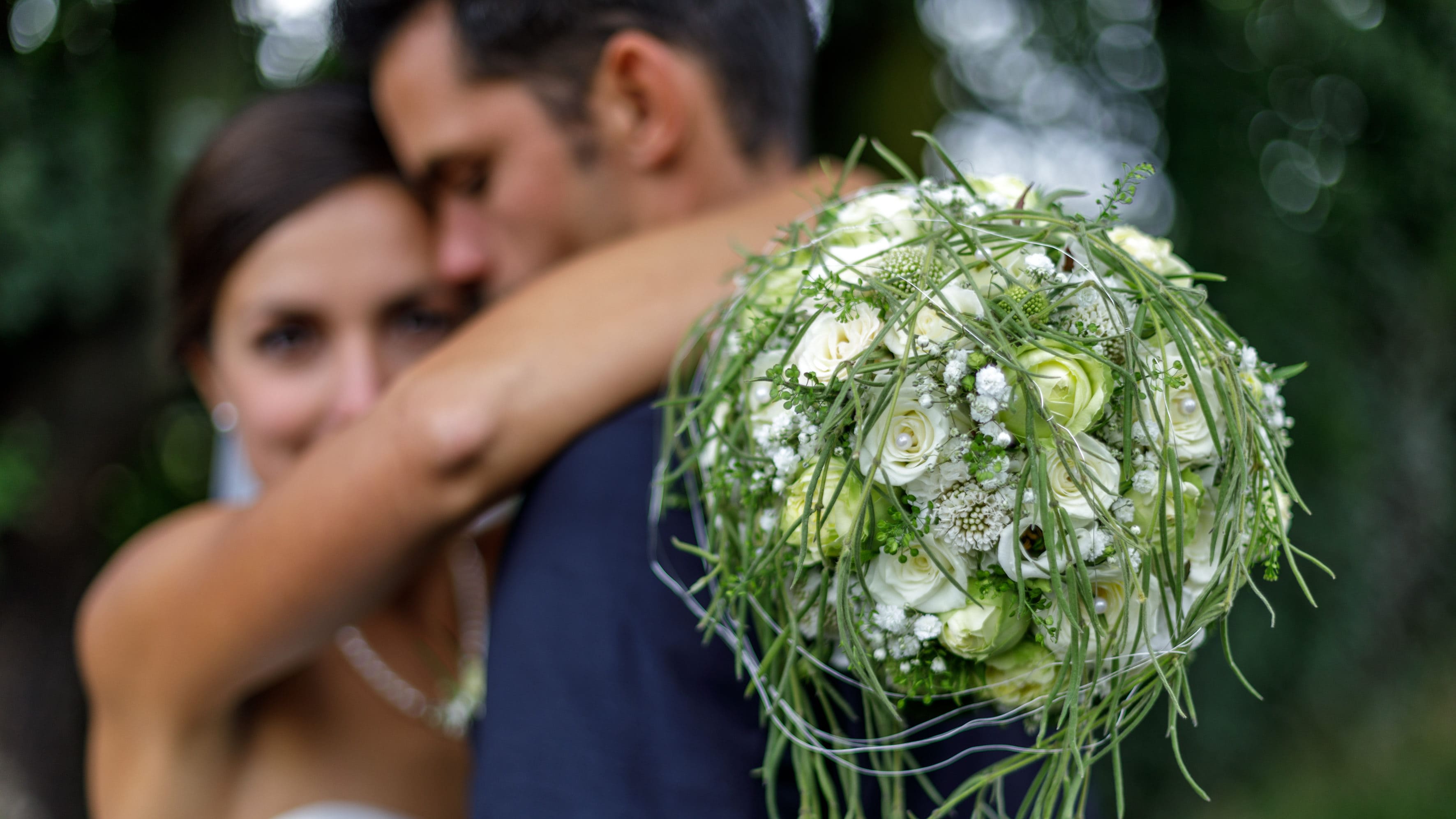 Hochzeit Hochzeitspaar mit Brautstrauß